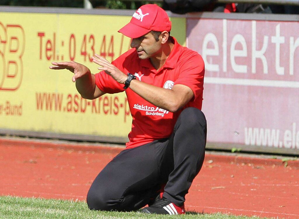 Probsteis Trainer Karim Youssef gibt taktische Anweisungen (Archivfoto). Probsteis Trainer Karim Youssef gibt taktische Anweisungen