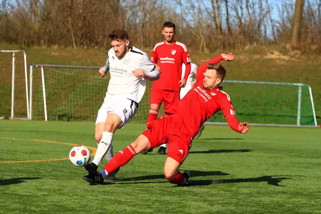 In der ersten Hälfte gab es für Lennard Reinke (li., Probsteier SG) kein Durchkommen. Hier hat Corvin Rehder (TSV Flintbek) aufgepasst