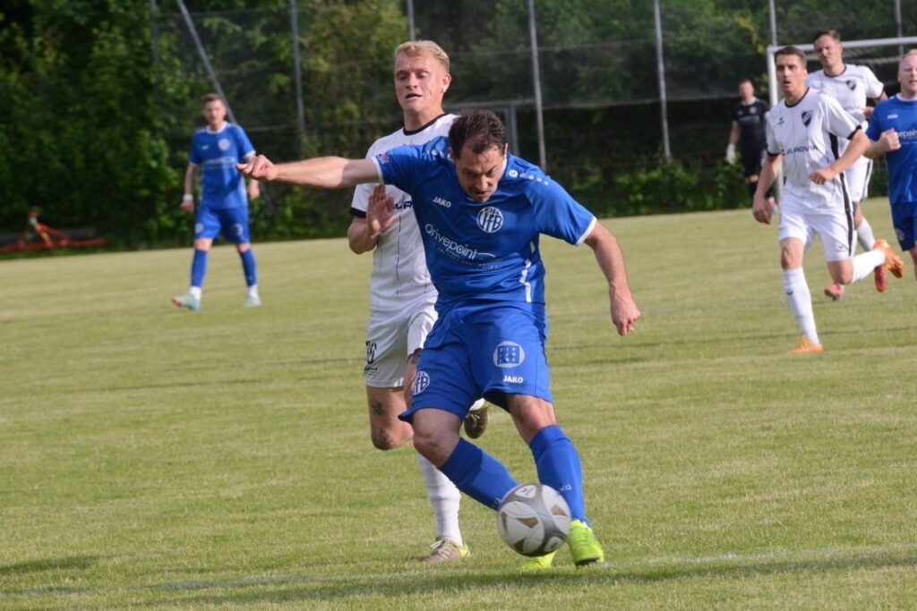 Tim Lucas Stegelmann (TS Einfeld) gegen Jesko Köhler (VfB Kiel). © 2026 Olaf Wegerich