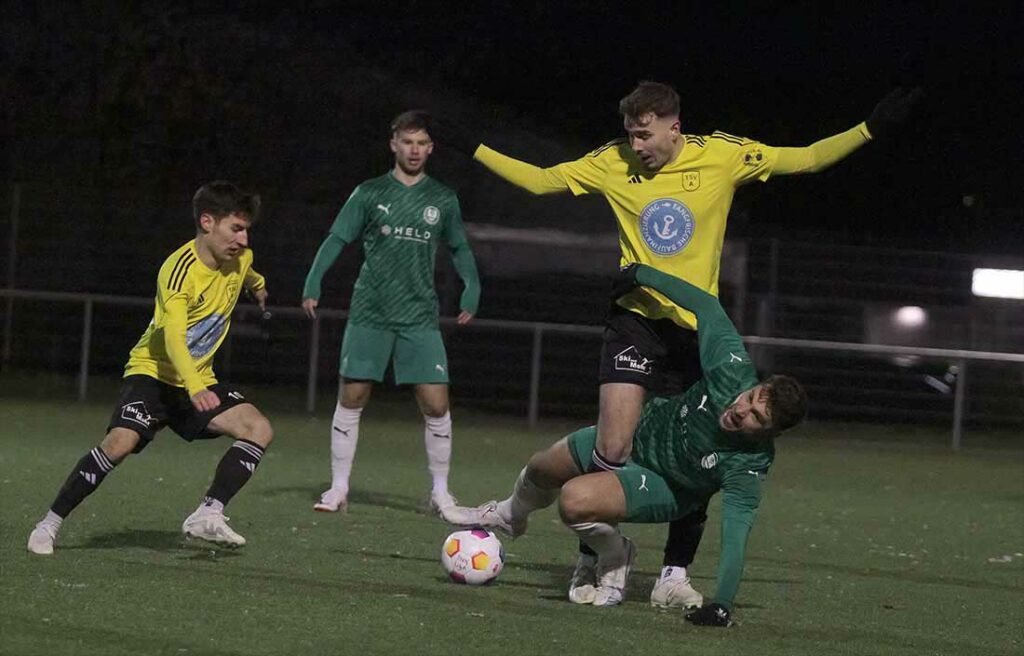 Justus Leip (TSV Altenholz) ist standhaft gegen Florian Kuklinski (TSV Klausdorf). Fabian Feißt (li.) holt sich gleich den Ball. © 2023 Ismail Yesilyurt