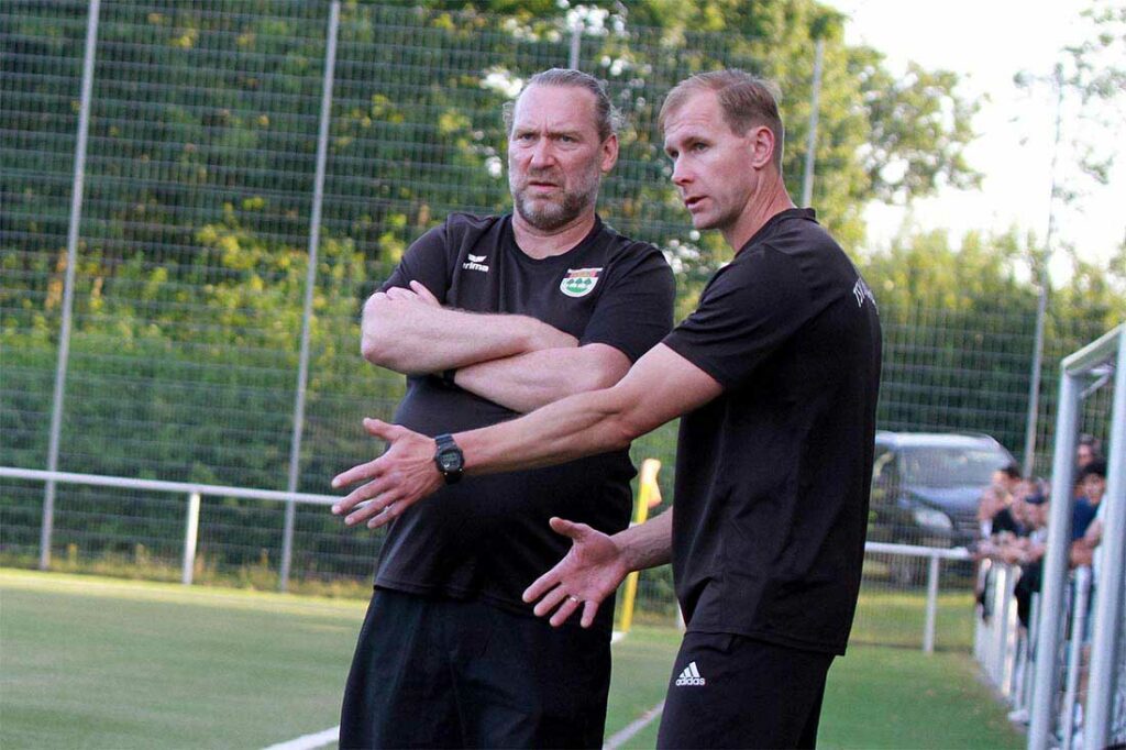 Peter Speth (li. Trainer Kronshagen) schaut ob der null Punkte skeptisch, dem runderneuten Oberligaabsteiger fehlt etwas Glück. Das weiß auch Co-Trainer Dimitrjus Guscinas (Archivfoto). Quelle: Ismail Yesilyurt