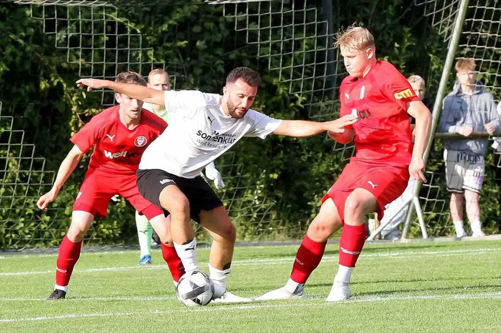 Erdogan Cumur (am Ball, TSV Kronshagen) gelingt das Golden Goal in Dörpum. © 2024 Ismail Yesilyurt Erdogan Cumur (am Ball, TSV Kronshagen) gelingt das Golden Goal in Dörpum. © 2024 Ismail Yesilyurt