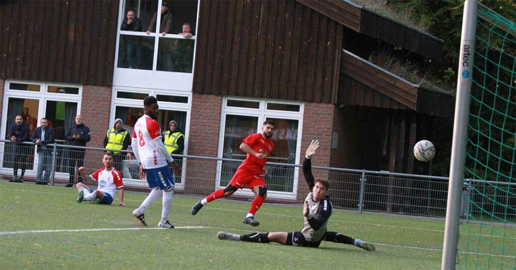 Das 5:3 durch Rezan Acer (in rot, Inter Türkspor Kiel). © 2022 Ismail Yesilyurt Das 5:3 durch Rezan Acer (in rot, Inter Türkspor Kiel). © 2022 Ismail Yesilyurt