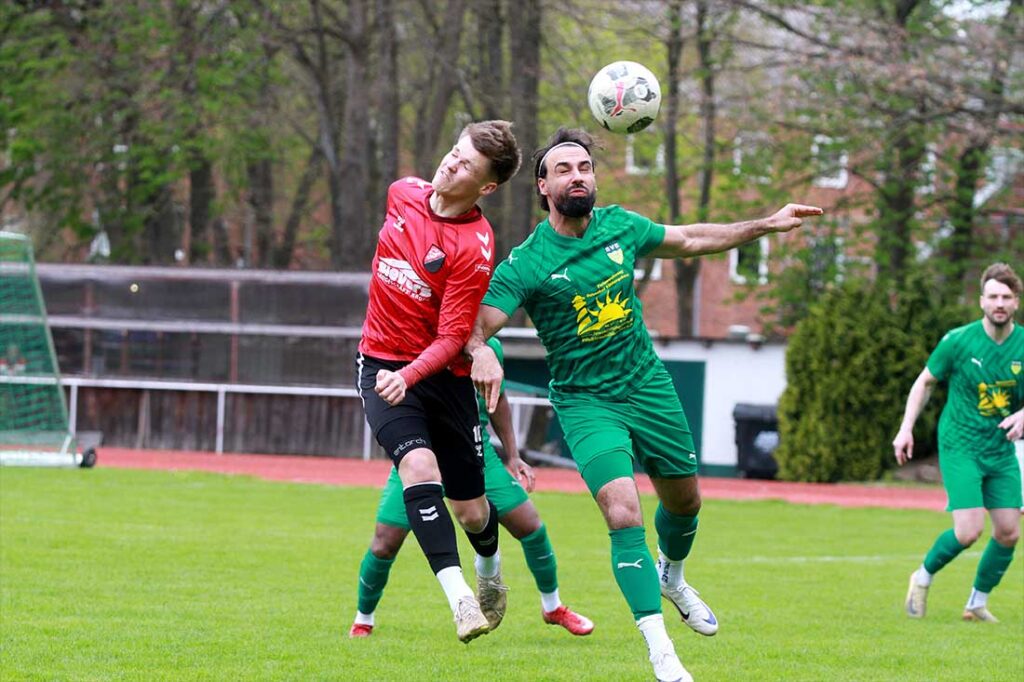 Leif Celik (SVE Comet Kiel) im Kopfballduell mit (TSV Kropp) Bjarne Kuhn. © 2026 Ismail Yesilyurt Leif Celik (SVE Comet Kiel) im Kopfballduell mit (TSV Kropp) Bjarne Kuhn. © 2026 Ismail Yesilyurt