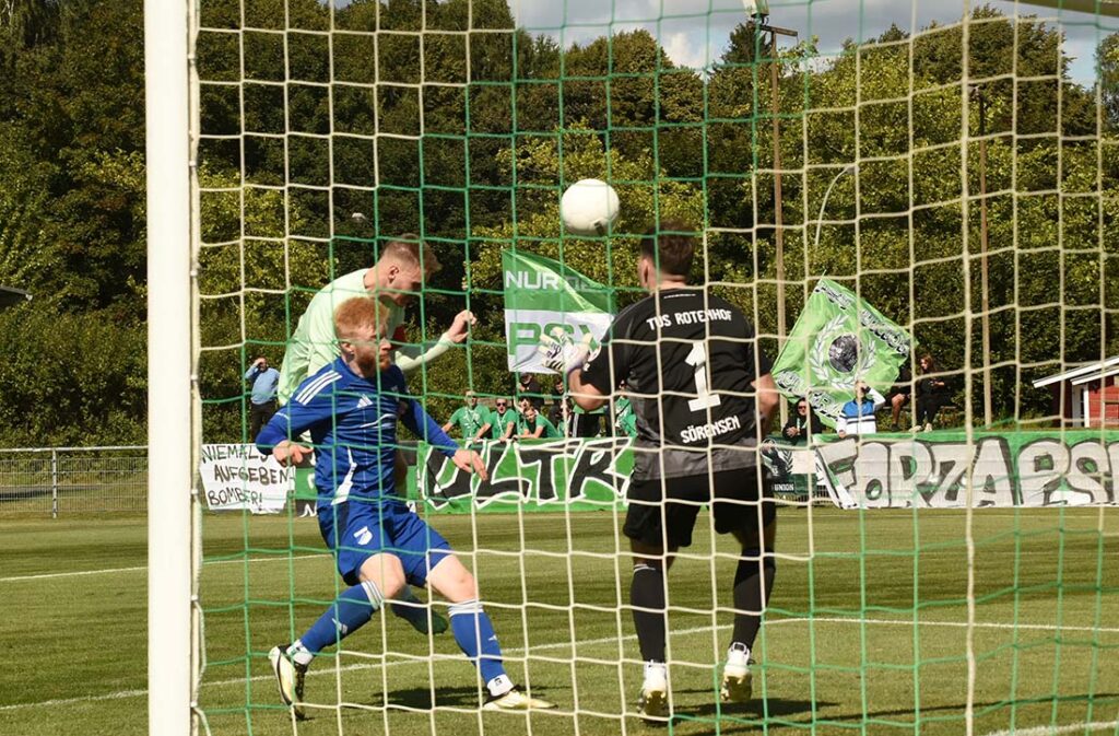Timo Barendt trifft per Kopfball zum 3:0 für den PSV. © 2025 Olaf Wegerich