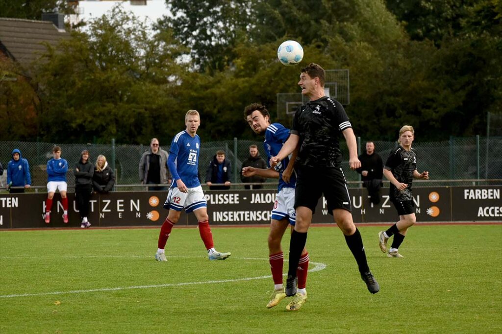 Lasse Böttcher (Nortorf) im Kopfballduell mit Sören Schmidt (li., Geest). © 2025 Olaf Wegerich Lasse Böttcher (Nortorf) im Kopfballduell mit Sören Schmidt (li., Geest). © 2025 Olaf Wegerich