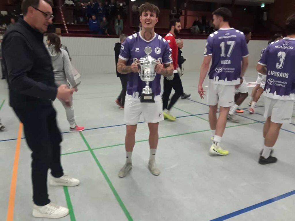 Kenny Korup (VfR Neumünster mit dem Bruns-Neujahr-Cup 2026 Kenny Korup (VfR Neumünster mit dem Bruns-Neujahr-Cup 2026