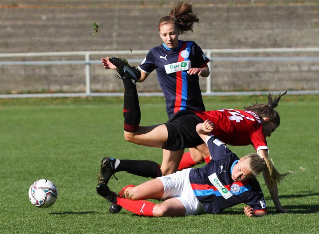 Zweikampfhärte vermisst! In dieser Szene mit Samanta Carone (li.) und Lisa Wiedemann gegen Pina Frädert nicht. Zweikampfhärte vermisst! In dieser Szene mit Samanta Carone (li.) und Lisa Wiedemann gegen Pina Frädert nicht.