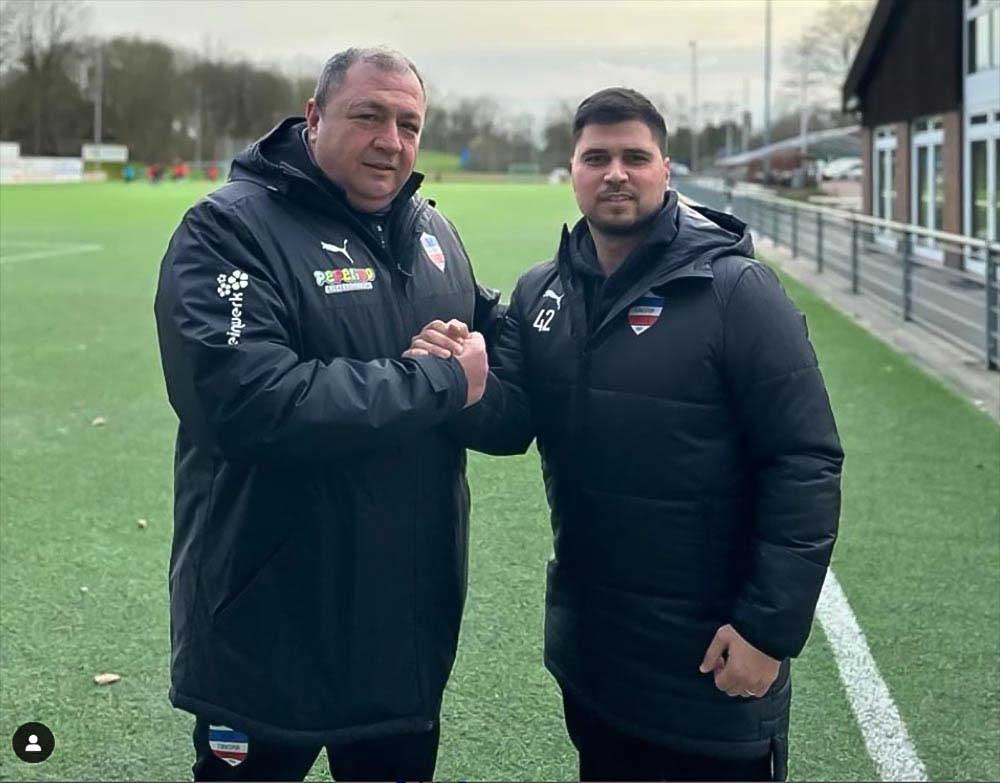 Mesut Özdek (li., Abteilungsleiter Sport) begrüßt Samed Erol im Trainerteam 2023-24. © 2023 Inter Türkspor Kiel Mesut Özdek (li., Abteilungsleiter Sport) begrüßt Samed Erol im Trainerteam 2023-24. © 2023 Inter Türkspor Kiel