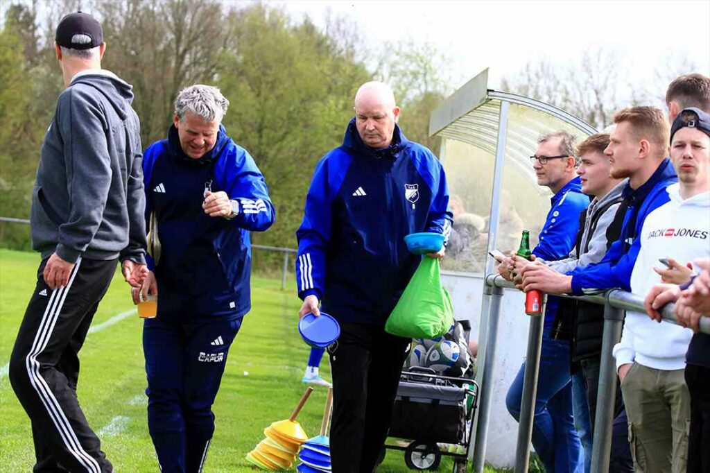 Rotenhofs Betreuer Frank Trede (re.) hat immer eine Antwort, wenn Coach Hermi Lausen (li.) etwas wissen möchte. © 2024 Ismail Yesilyurt