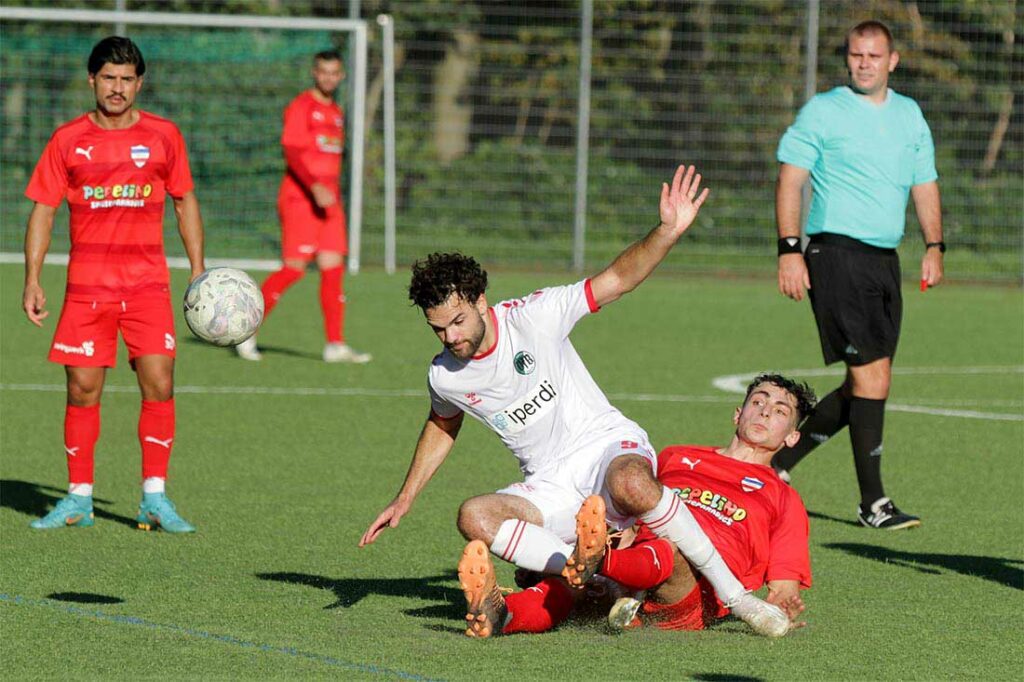 Melih Cerrah (in rot, Inter Türkspor Kiel) ist auch kampfstark. Hier gegen Gustavo Melo (VfB Lübeck II) Melih Cerrah (in rot, Inter Türkspor Kiel) ist auch kampfstark. Hier gegen Gustavo Melo (VfB Lübeck II)