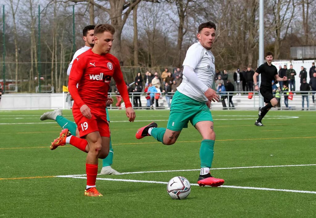 Luca Aouci (li., Kilia Kiel) traf nicht aus elf Metern, zehn Minuten später klappte es aus dem Spiel. Luca Aouci (li., Kilia Kiel) traf vom Punkt gegen OTSV-Keeper Anton Dembowski nicht das Tor. © Ismail Yesilyurt