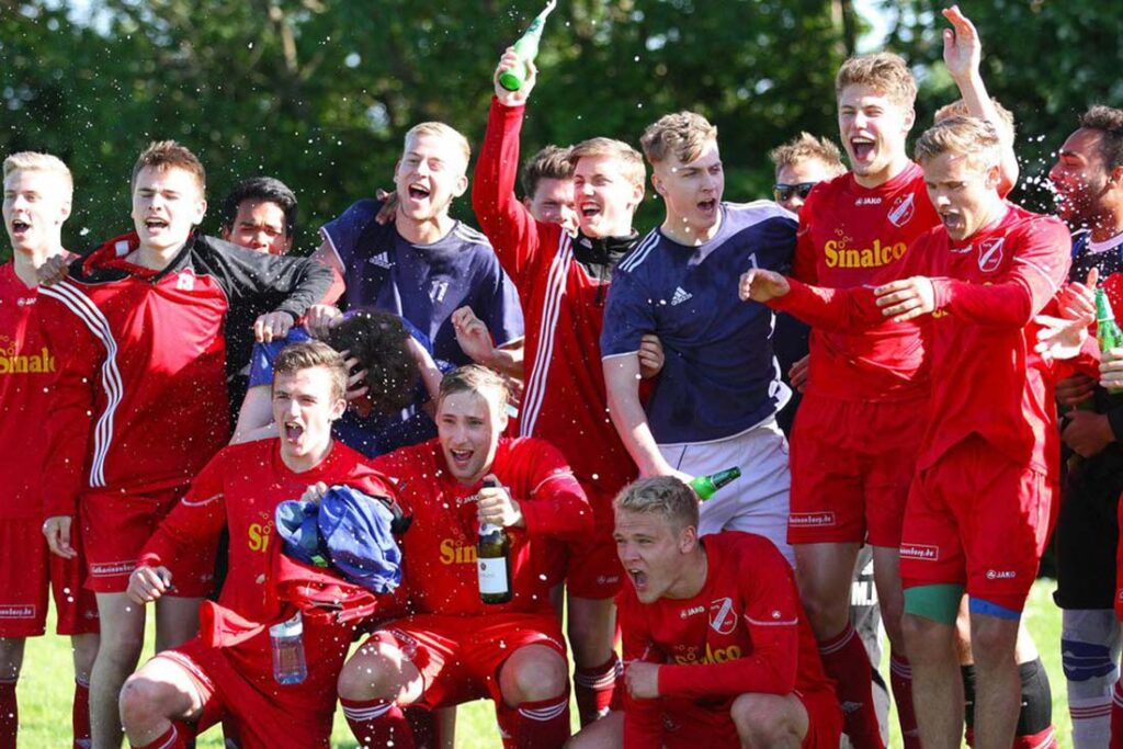 10 Years After: Sie feiern die A-Jugend-Landesmeisterschaft 2015: Berg Pekgür (sitzend, 1. von links) eingerahmt von seinen damaligen Mitspielern und heutigen Mannschaftskollegen Christoph Kahlcke (stehend, 2. von links) und Jonas Schomaker (4. von links, in Blau). © 2015 Helwig Pfalzgraf Der A-Jugend-Landesmeister 2015 in Schleswig-Holstein - die SpVg Eidertal Molfsee. © 2015 Helwig Pfalzgraf