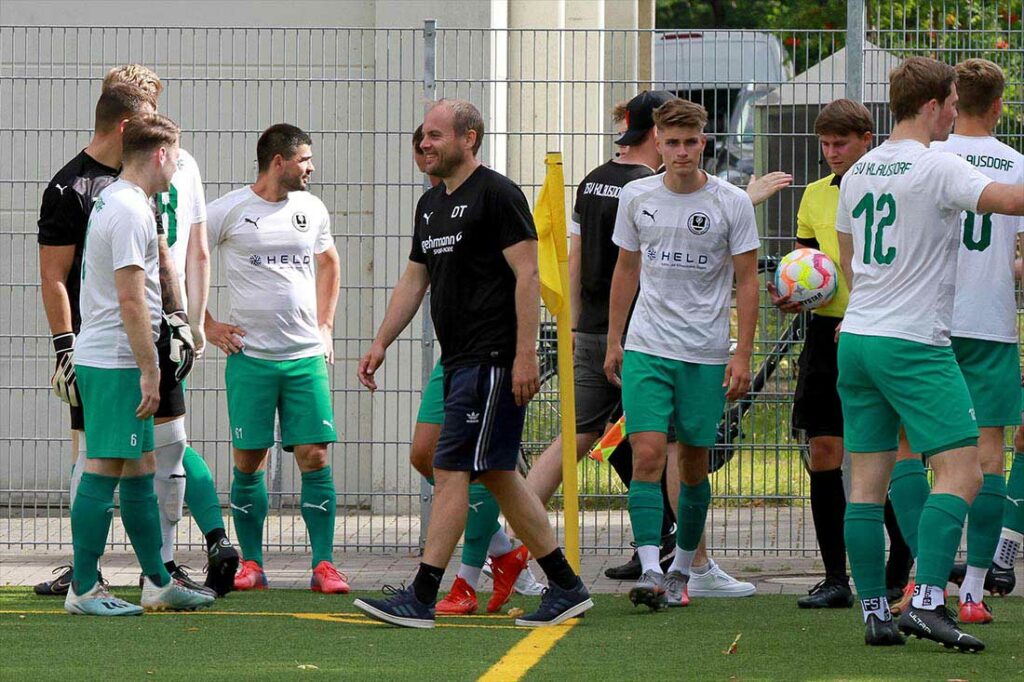 Klausdorfs Trainer Dennis Trociewicz darf sich nach dem überraschenden 2-1 gegen Inter Türkspor Kiel riesig freuen. © 2022 Ismail Yesilyurt
