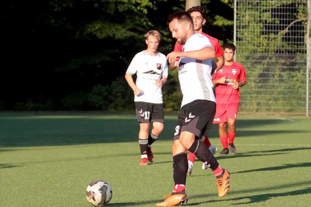 Sven Thomsen und der TSV Kropp müssen sich auf einen Abstiegskampf einstellen. Oder?. © Ismail Yesilyurt Sven Thomsen und der TSV Kropp verballern zu viele klare Möglichkeiten. © 2024 Ismail Yesilyurt