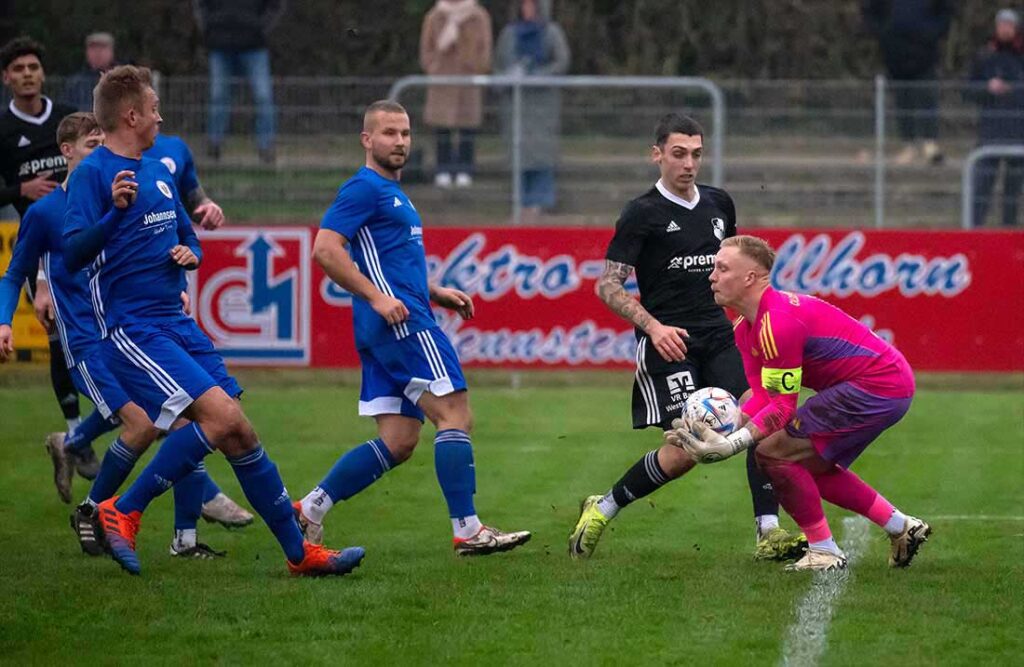 Keeper Cedric Cordes (Oldenburger SV) ist rechtzeitig am Ball und rettet vor Mika Kieselbach (Heider SV). © 2024 Volker Schlichting