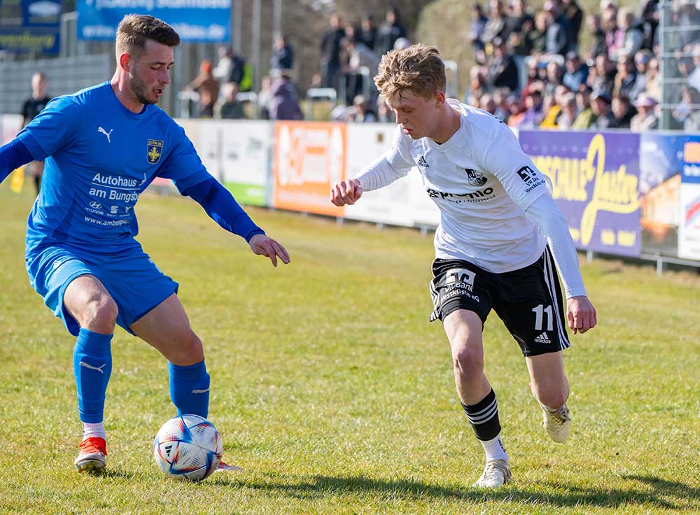 Lucas Groß (re., Heider SV) sucht den Zweikampf mit Simon Broszeit (Eutin 08). © 2025 Volker Schlichting Lucas Groß (re., Heider SV) sucht den Zweikampf mit Simon Broszeit (Eutin 08). © 2025 Volker Schlichting