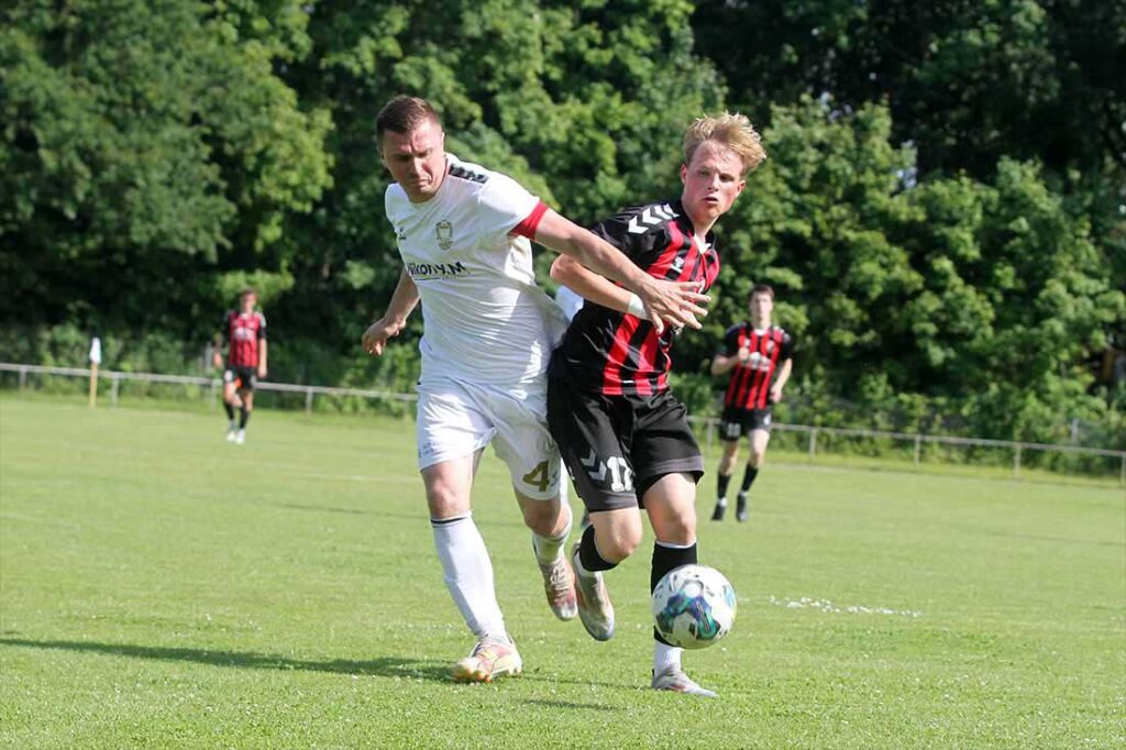 Kevin Hentzsch (re., TSV Kropp) gegen Tomislav Blazheski (1. FC Phönix Lübeck II). © 2025 Ismail Yesilyurt Kevin Hentzsch (re., TSV Kropp) gegen Tomislav Blazheski (1. FC Phönix Lübeck II). © 2025 Ismail Yesilyurt