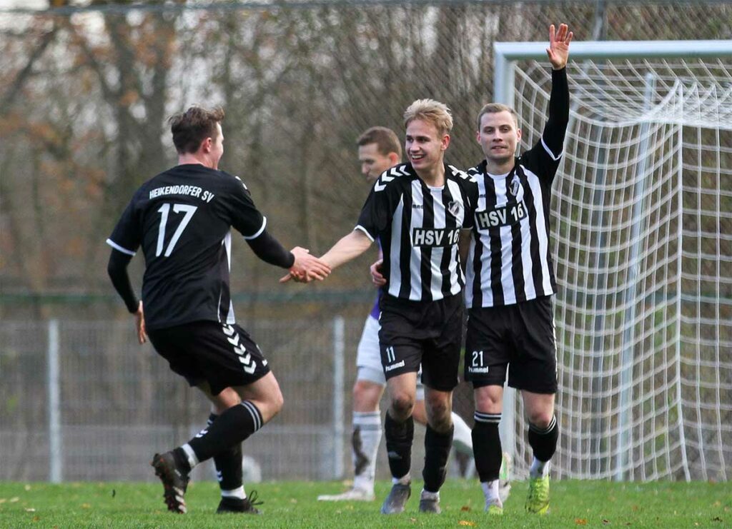 HSV-Torschütze Paul Langer holt sich die Glückwünsche von Gösta Zantopp (li.) und Yannick Meenken ab. © Ismail Yesilyurt