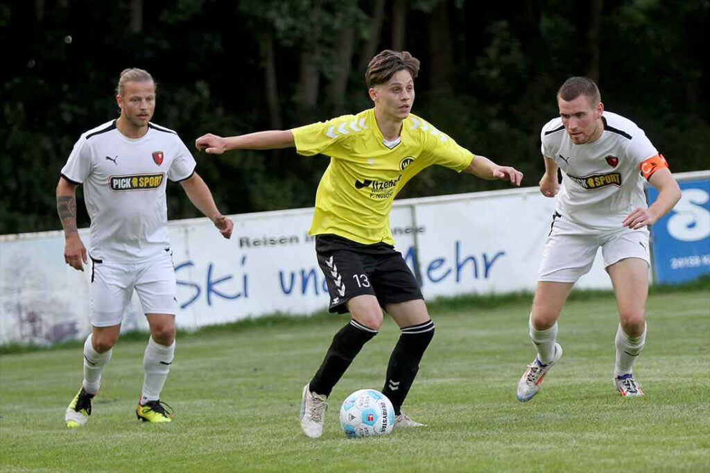 Simon Kahnwald (Wiker SV) ist als quirliger Zehner an vielen Aktionen beteiligt. Tim Kappmeyer (re.) und Ben Jarik (RS Kiel). © 2024 Ismail Yesilyurt