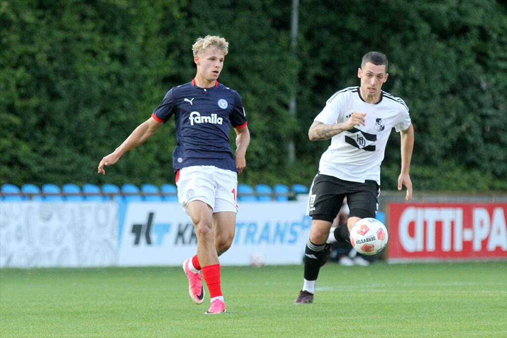 Till Wiese (Holstein Kiel II) gegen Mika Kieslbach (Heider SV). © 2026 Ismail Yesilyurt Till Wiese (Holstein Kiel II) gegen Mika Kieslbach (Heider SV). © 2026 Ismail Yesilyurt