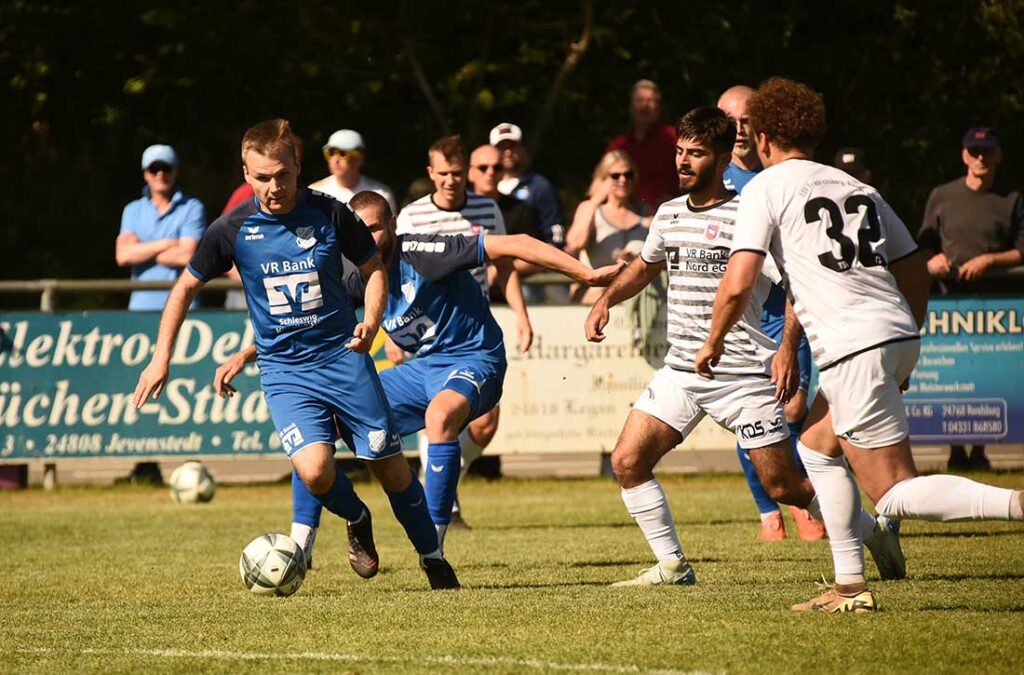 Die Rückkehr von Lucas Seefeldt (am Ball) ist für den TuS Jevenstedt überlebensnotwendig. © 2025 Olaf Wegerich Lucas Seefeldt (am Ball, TuS Jevenstedt). © 2025 Olaf Wegerich