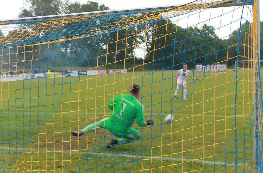 Der einzige Fehlschuss bei der Elfmeterentscheidung - Matthias Balzer ahnt die Ecke vom ehemaligen und zukünftigen Mitspieler Finn Block. Foto Helwig Pfalzgraf