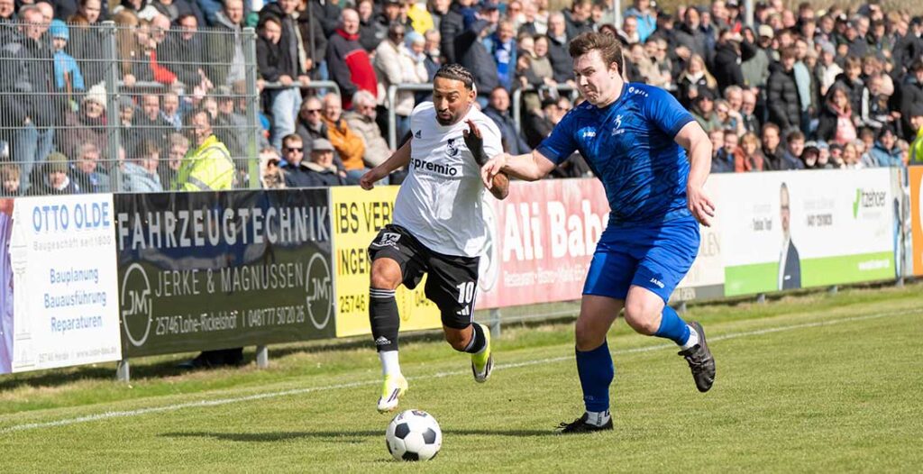 Azat Selcuk (Heider SV), Schütze des 3:0, im Laufduell gegen Mats Claußen (re., SG Geest). © 2026 Volker Schlichting Azat Selcuk (Heider SV), Schütze des 3:0, im Laufduell gegen Mats Claußen (re., SG Geest). © 2026 Volker Schlichting