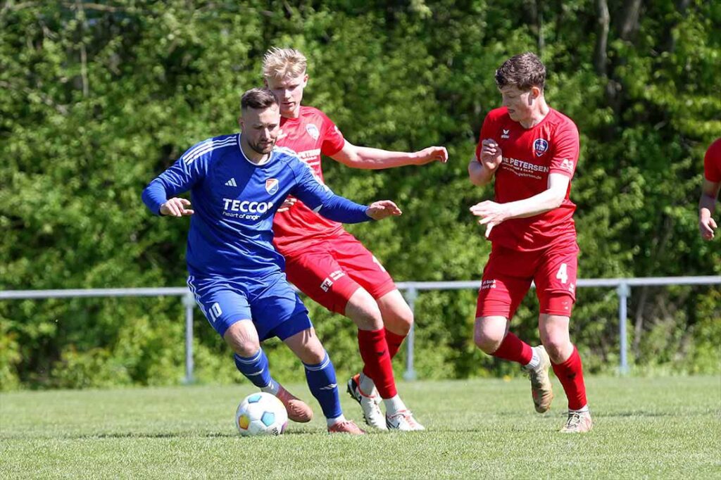 Tom Wüllner (SpVg Eidertal Molfsee), der vor Jon Jessen (TSB Flensburg) abkappt, bleibt in der 91. Minute ruhig. © 2025 Ismail Yesilyurt