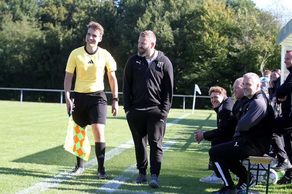 Coach Maik Haberlag (mitte, Eckernförder SV) schickte sein Team vollgeladen auf dem Platz. © Ismail Yesilyurt Coach Maik Haberlag (mitte, Eckernförder SV). © 2024 Ismail Yesilyurt