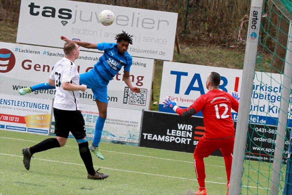 Dieser Kopfball von Denzel Imasün (Inter Türkspor Kiel II) verfehlt haarscharf den vorderen Pfosten. 2023 Ismail Yesilyurt