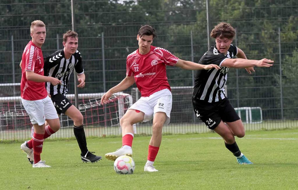 Nikolai Weihrauch (am Ball) und der Gettorfer SC probierten in der zweiten Hälfte alles gegen die Wik. © 2024 Ismail Yesilyurt