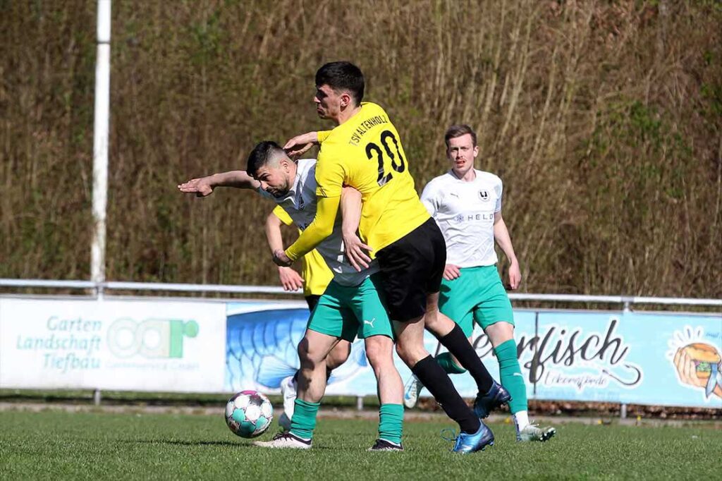 Herzliche Umarmung von Brian Otto (TSV Altenholz) mit Driton Gashi (TSV Klausdorf). © 2025 Ismail Yesilyurt Herzliche Umarmung von Brian Otto (TSV Altenholz) mit Driton Gashi (TSV Klausdorf). © 2025 Ismail Yesilyurt