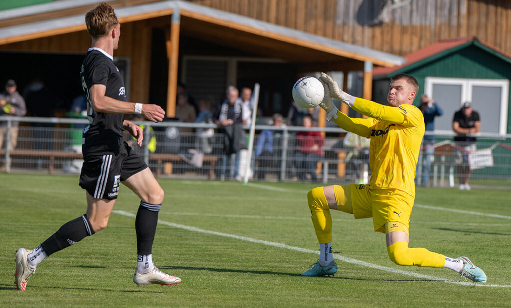 Tilman Körtzinger (PSV Neumünster) wehrt den Abschluss von Mathis Harms ab. © 2025 Volker Schlichting Tilman Körtzinger (PSV Neumünster) wehrt den Abschluss von Mathis Harms ab. © 2025 Volker Schlichting