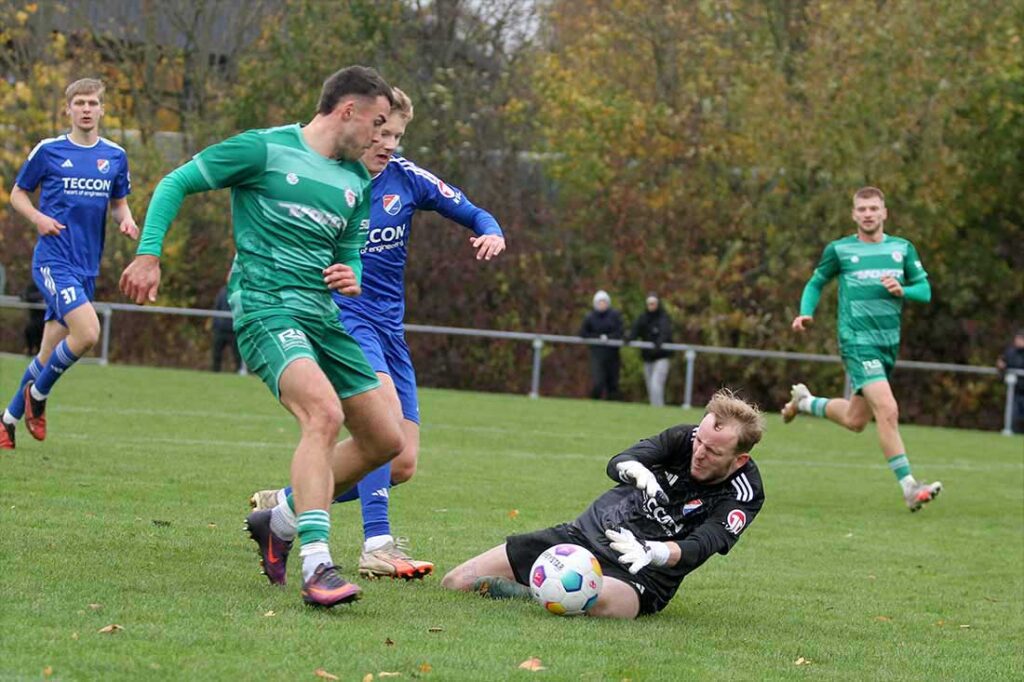 Mika Mohr hat aufgepasst und ist vor Tim Möller (li., PSV Neumünster) am Ball. In der Mitte Nico Bruns (SpVg Eidertal Molfsee). © 2024 Ismail Yesilyurt