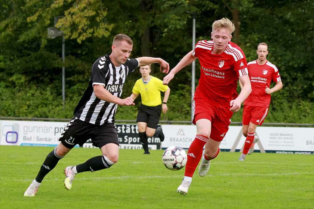 Das 1:0 durch Yannick Meenken (li.) erleichterte dem Heikendorfer SV die schweirige Aufgabe gegen den MED SV. © 2023 Ismail Yesilyurt