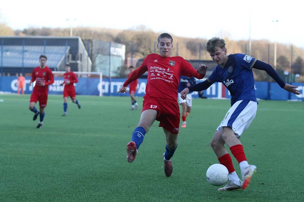 1:0-Torschütze Felix Boelter (Holstein Kiel II) flankt vor Petersenn. © 2025 Ismail Yesilyurt 1:0-Torschütze Felix Boelter (Holstein Kiel II) flankt vor Petersenn. © 2025 Ismail Yesilyurt