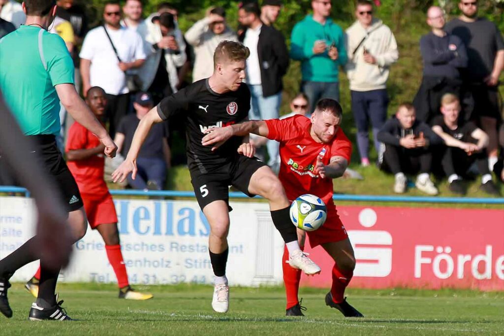 Tom Warncke (li., Kilia), gegen Kastriot Alija (Inter), sorgte nach seiner Einwechselung für mehr Ordnung im Mittelfeld.  © 2023 Ismail Yesilyurt