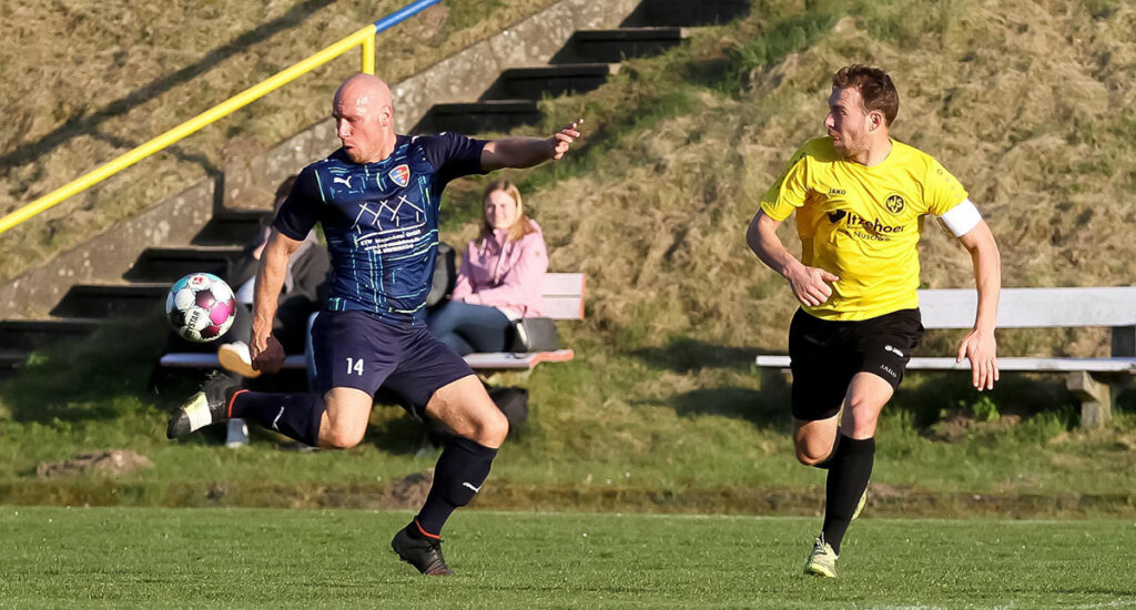 Jan Olaf Muhs (li.) erzielte im Pokalspiel gegen den VfR Neumünster die 1:0-Führung. Jan Olaf Muhs (li.) erzielte im Pokalspiel gegen den VfR Neumünster die 1:0-Führung.