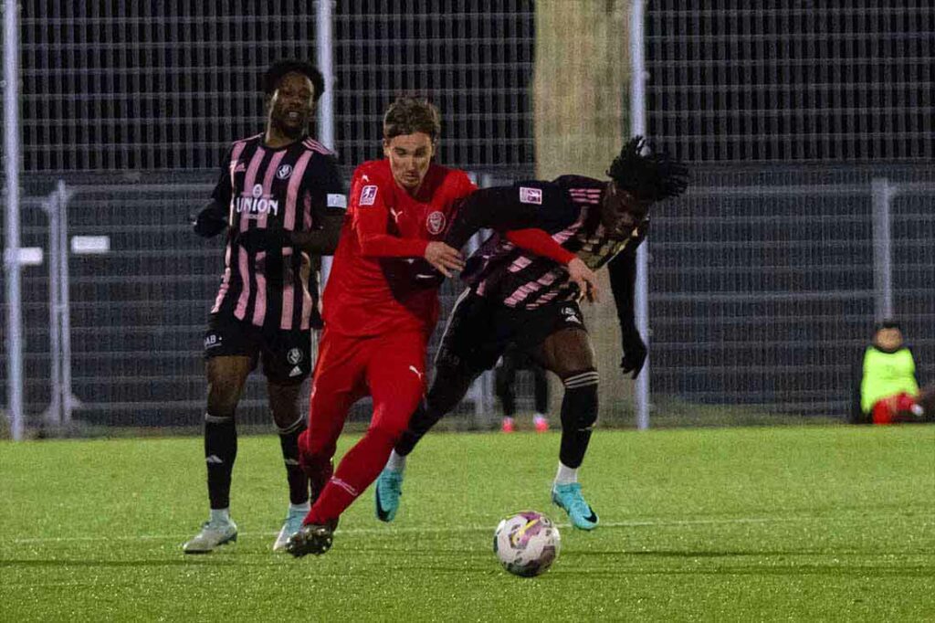 Herdi Bukusu (Bremer SV), im Zweikampf mit Yannik Jakubowski (li.) beim Punktspiel bei Kilia Kiel, kommt zum VfB Lübeck. © 2023 Ismail Yesilyurt