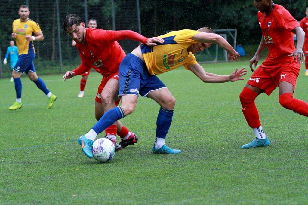 Zwei der besten Spieler gegeneinander - links Mikail Ozcan (Inter Türkspor Kiel), rechts Til Weidemann (SV Todesfelde). © 2023 Ismail Yesilyurt