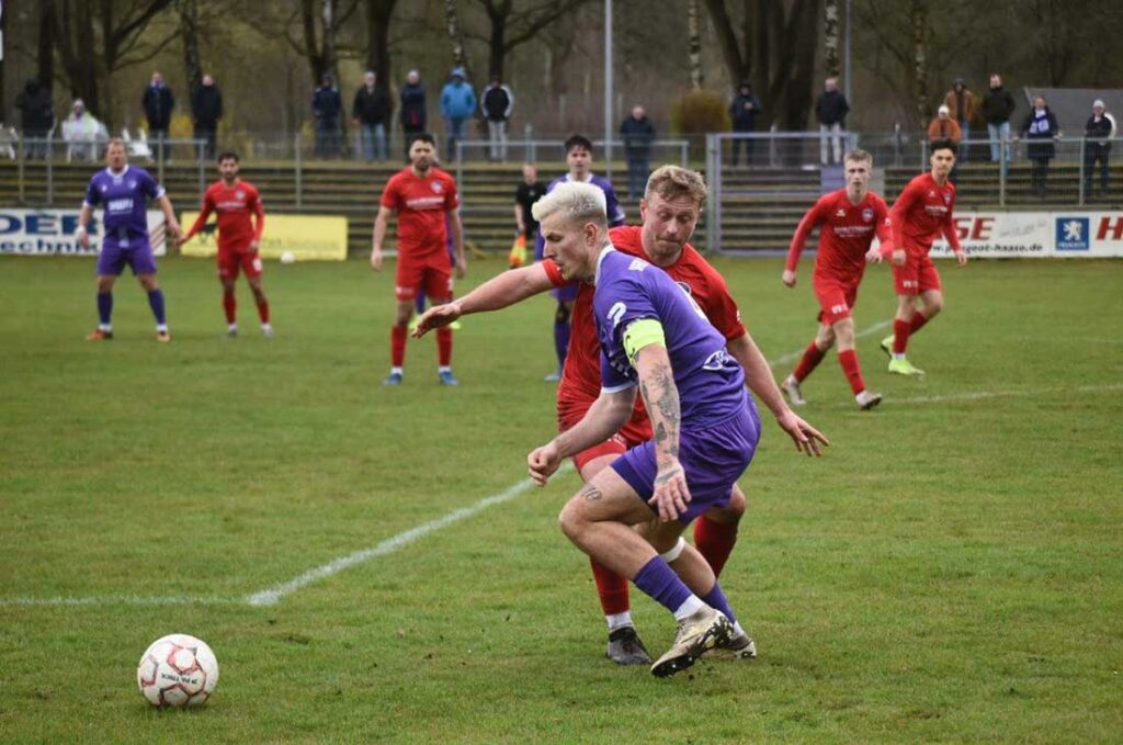 Kenny Korup (vorne, VfR Neumünster). © 2025 Olaf Wegerich Kenny Korup (vorne, VfR Neumünster). © 2025 Olaf Wegerich