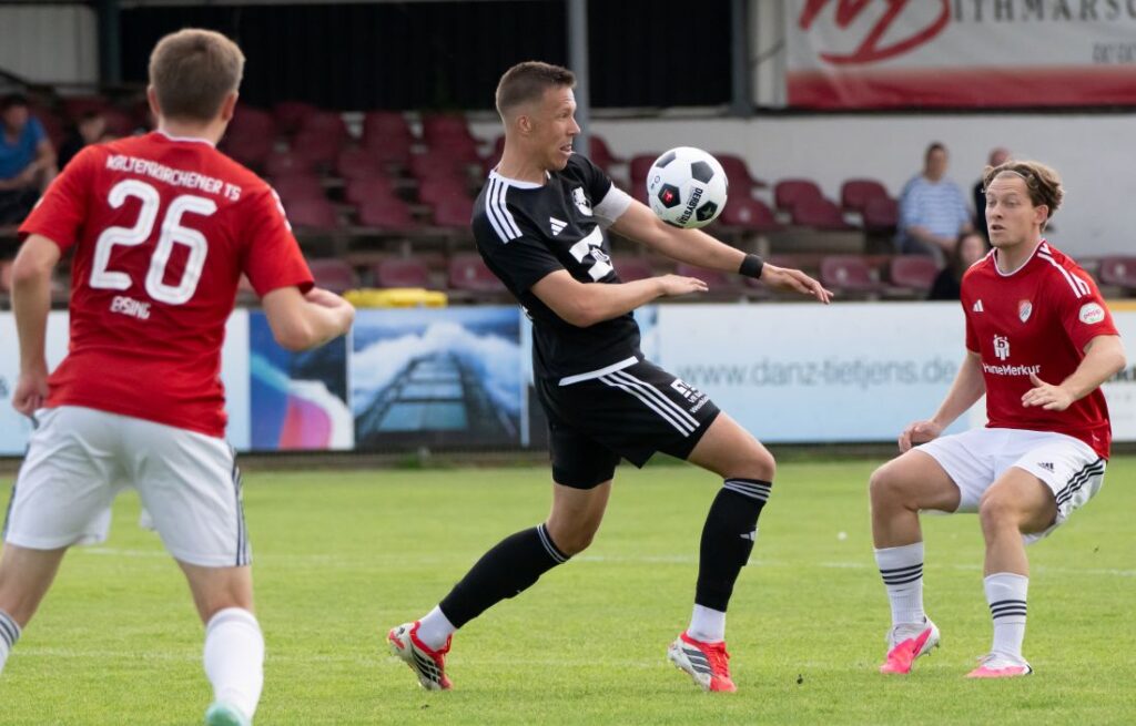 Jonah Gieseler (Heider SV) mit eleganter Ballannahme. © 2026 Volker Schlichting Jonah Gieseler (Heider SV) mit eleganter Ballannahme. © 2026 Volker Schlichting