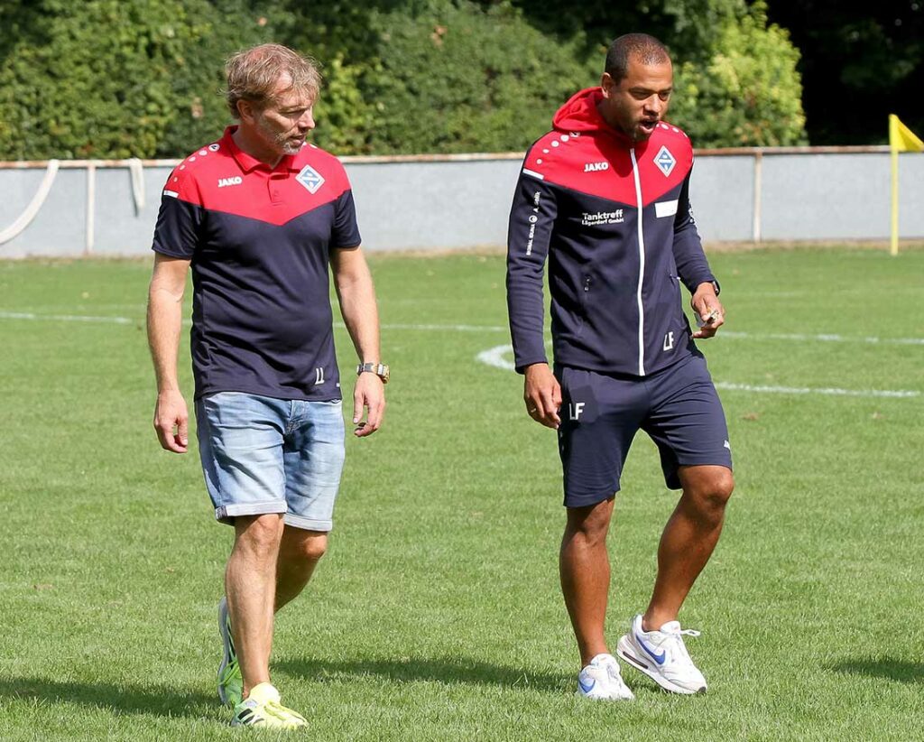 Trainer Lars Lühmann (li., TSV Lägerdorf) und Teammanager Lasse Fölsch haben seit dem Saisonstart durchgehend personelle Probleme (Archivfoto). © 2022 Ismail Yesilyurt