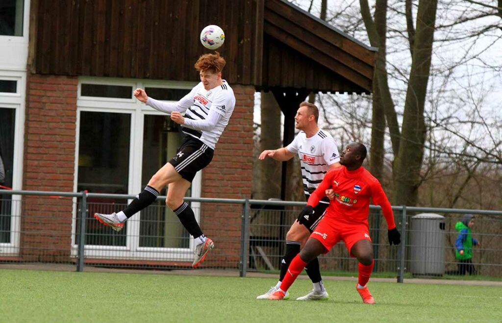 Justin Cloppatt (vorne, Preußen Reinfeld) bei Punktspiel bei Inter Türkspor Kiel. © 2024 Ismail Yesilyurt Justin Cloppatt (vorne, Preußen Reinfeld) bei Punktspiel bei Inter Türkspor Kiel. © 2024 Ismail Yesilyurt