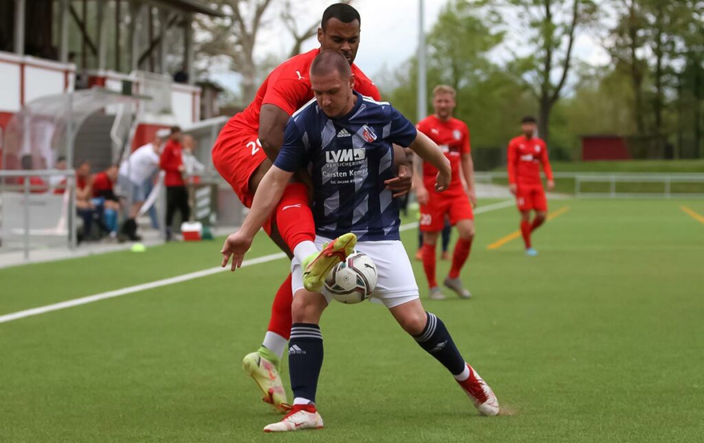 Der zweifache Torschütze Benjamin Petrick windet sich um Steven Feilbach im Kampf um den Ball. © Ismail Yesilyurt