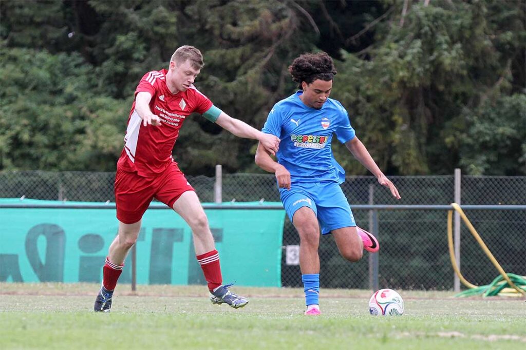 Isaiah Mosby (Inter Türkspor Kiel) gegen Tjark Lewermann. © 206 Ismail Yesilyurt Isaiah Mosby (Inter Türkspor Kiel) gegen Tjark Lewermann. © 206 Ismail Yesilyurt