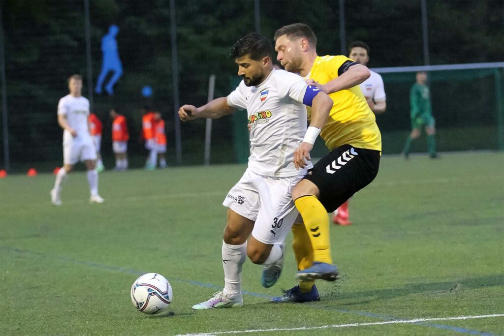 Kapitäns-Duell - links Rezan Acer (Inter Türkspor Kiel), der gleich von Sascha Steinfeldt (SV Eichede) gefoult wird. © Ismail Yesilyurt