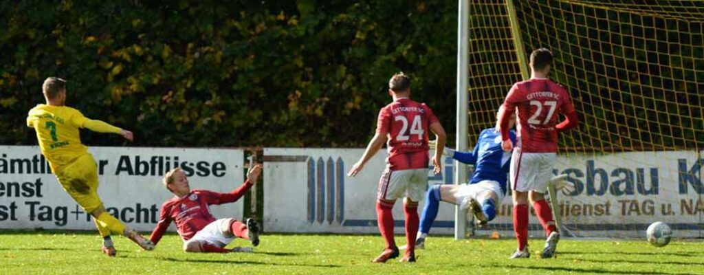 Felix Wagner (li., SVE Comet Kiel) erzielt die Führung zum 2:1. © 2022 Jörg Moritz Karsten Wagner (li., SVE Comet Kiel) erzielt die Führung zum 2:1. © 2022 Jörg Moritz