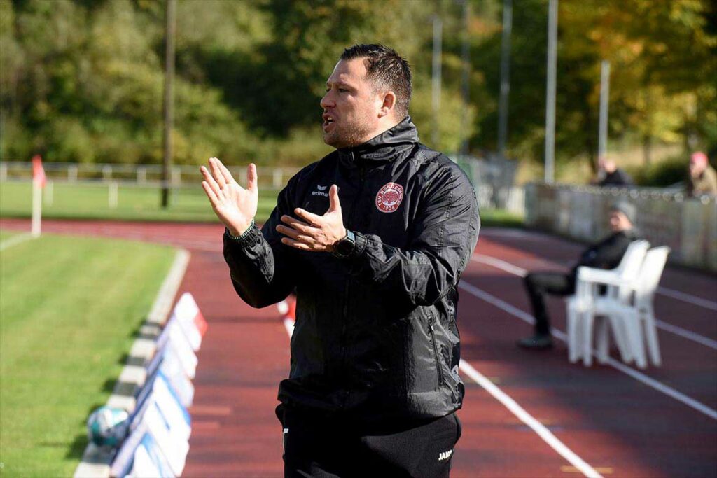 Coach Florian Rammer (TSV Bordesholm) bemängelte nicht zu unrecht die schlechten Lichtverhältnisse. © 2022 Olaf Wegerich